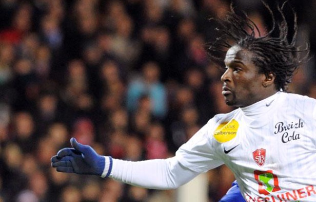 Le défenseur de Brest Bernard Mendy lors du match contre Nice le 2 février 2013. Le défenseur de Brest Bernard Mendy lors du match contre Nice le 2 février 2013.
