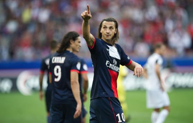 L'attaquant du PSG, Zlatan Ibrahimovic (de face) et son coéquipier Edinson Cavani (de dos), lors du match du PSG contre Guingamp le 31 août 2013. L'attaquant du PSG, Zlatan Ibrahimovic (de face) et son coéquipier Edinson Cavani (de dos), lors du match du PSG contre Guingamp le 31 août 2013.