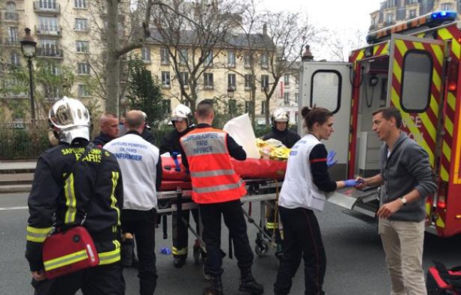 Des pompiers prennent en charge une personne blessée lors de l'attentat contre Charlie Hebdo le 7 janvier 2015 à Paris Des pompiers prennent en charge une personne blessée lors de l'attentat contre Charlie Hebdo le 7 janvier 2015 à Paris