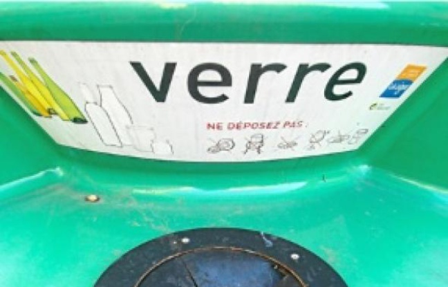 Un habitant jette 23 kilos de verre par an. Un habitant jette 23 kilos de verre par an.