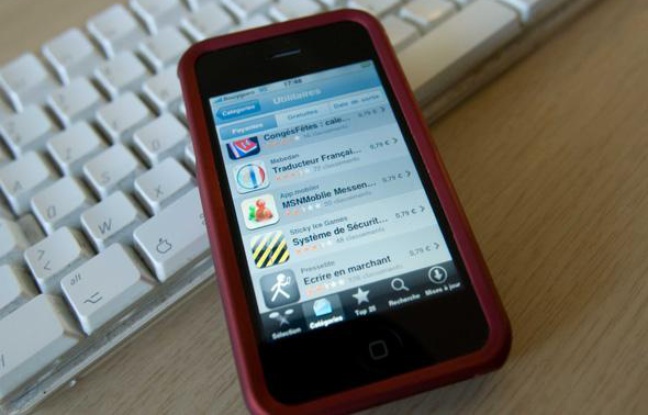 Photo d'illustration: un smartphone et un clavier. Photo d'illustration: un smartphone et un clavier.