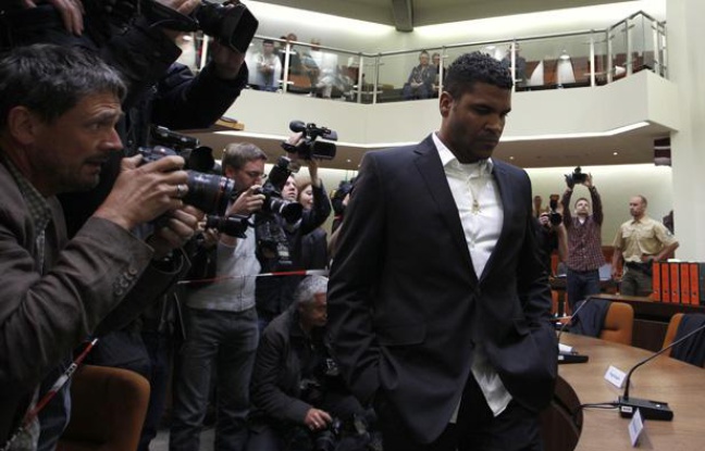 Le Brésilien Breno, ex-joueur du Bayern Munich, condamné à 3 ans et 9 mois de prison pour avoir mis le feu à son domicile (lors de son arrivée au palais de justice de Munich, mercredi 4 juillet 2012) Le Brésilien Breno, ex-joueur du Bayern Munich, condamné à 3 ans et 9 mois de prison pour avoir mis le feu à son domicile (lors de son arrivée au palais de justice de Munich, mercredi 4 juillet 2012)