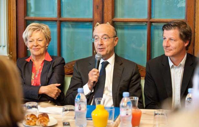 Alain Juppé, en compagnie de Chantal Bourragué et Nicolas Florian, le 12 juin 2012 à Bordeaux Alain Juppé, en compagnie de Chantal Bourragué et Nicolas Florian, le 12 juin 2012 à Bordeaux