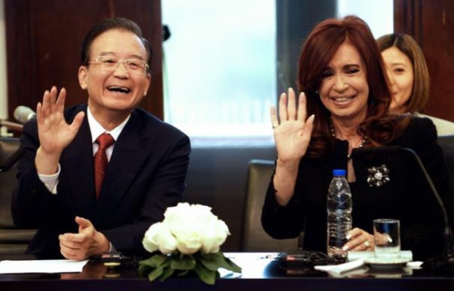 L'Argentine et la Chine ont signé lundi des accords portant notamment sur une coopération dans le domaine de l'énergie nucléaire, lors d'une cérémonie à la présidence argentine, en présence du Premier ministre chinois Wen Jiabao et de la présidente Cristina Kirchner. L'Argentine et la Chine ont signé lundi des accords portant notamment sur une coopération dans le domaine de l'énergie nucléaire, lors d'une cérémonie à la présidence argentine, en présence du Premier ministre chinois Wen Jiabao et de la présidente Cristina Kirchner.