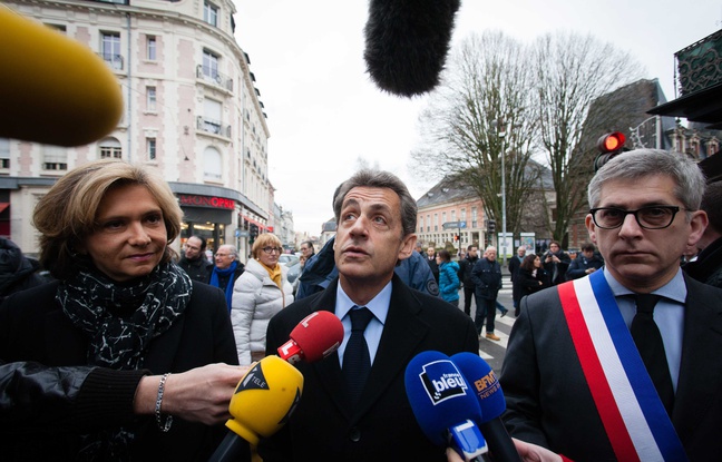 Nicolas Sarkozy, Valérie Pécresse et Fréderic Valletoux, maire de Fontainebleau, arrivant à la messe de réparation dans l'église Saint Louis de Fontainebleau, après un incendie de cette église, le 24 janvier 2016. Nicolas Sarkozy, Valérie Pécresse et Fréderic Valletoux, maire de Fontainebleau, arrivant à la messe de réparation dans l'église Saint Louis de Fontainebleau, après un incendie de cette église, le 24 janvier 2016.