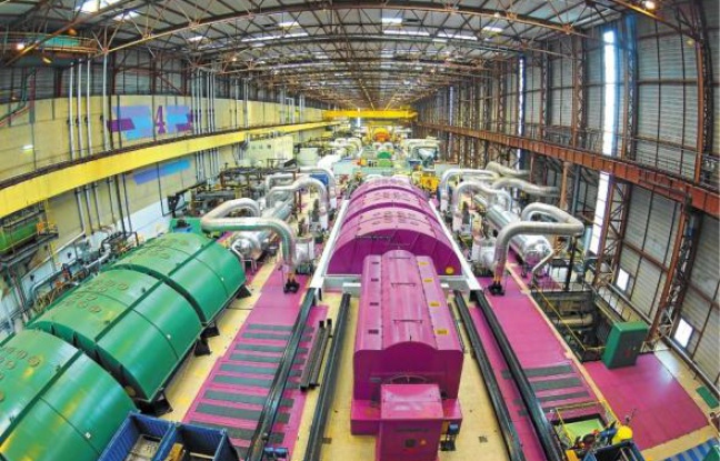 La salle des turbines où EDF remplace le générateur de vapeur et l'alternateur pour rajeunir la centrale. La salle des turbines où EDF remplace le générateur de vapeur et l'alternateur pour rajeunir la centrale.
