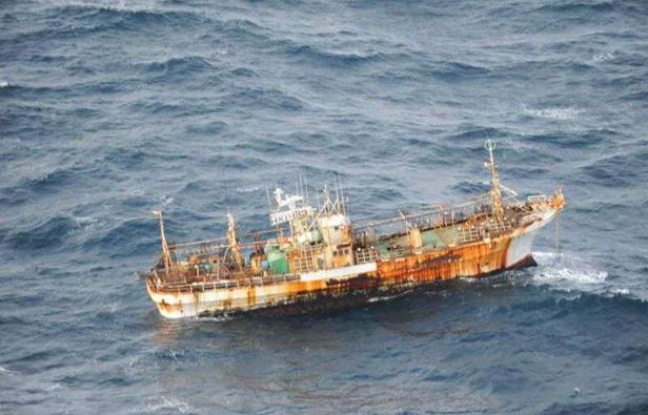 Un bateau de pêche japonais, emporté par le tsunami du 11 mars 2011, s'approche des côtes canadiennes, le 20 mars 2012. Un bateau de pêche japonais, emporté par le tsunami du 11 mars 2011, s'approche des côtes canadiennes, le 20 mars 2012.