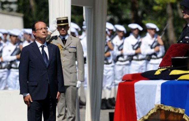Paris recherche de façon "obstinée" une solution politique en Syrie, a souligné samedi François Hollande, répondant implicitement à ceux qui le taxent d'"attentisme", lors d'un hommage en Isère au 88e soldat français mort en Afghanistan. Paris recherche de façon "obstinée" une solution politique en Syrie, a souligné samedi François Hollande, répondant implicitement à ceux qui le taxent d'"attentisme", lors d'un hommage en Isère au 88e soldat français mort en Afghanistan.