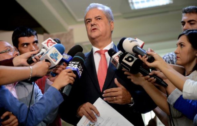 L'ancien Premier ministre roumain Adrian Nastase, qui avait tenté de se suicider après avoir été condamné à deux ans de prison ferme pour corruption, a été incarcéré mardi dans un hôpital pénitentiaire de Bucarest, un nouveau tournant dans la lutte contre ce fléau en Roumanie. L'ancien Premier ministre roumain Adrian Nastase, qui avait tenté de se suicider après avoir été condamné à deux ans de prison ferme pour corruption, a été incarcéré mardi dans un hôpital pénitentiaire de Bucarest, un nouveau tournant dans la lutte contre ce fléau en Roumanie.