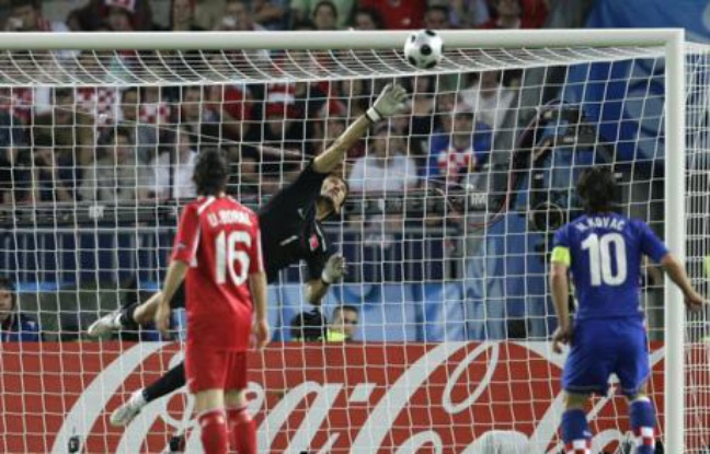 A la 83e, coup franc pleine lucarne de Srna. Le gardien turc sort le ballon en pleine extension. Rustu réalise l'arrêt du match, dans le temps réglementaire. A la 83e, coup franc pleine lucarne de Srna. Le gardien turc sort le ballon en pleine extension. Rustu réalise l'arrêt du match, dans le temps réglementaire.