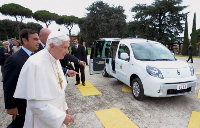 Le constructeur automobile français Renault a offert au pape Benoît XVI deux voitures 100% électriques, non polluantes et silencieuses, a annoncé jeudi le Vatican. Le constructeur automobile français Renault a offert au pape Benoît XVI deux voitures 100% électriques, non polluantes et silencieuses, a annoncé jeudi le Vatican.