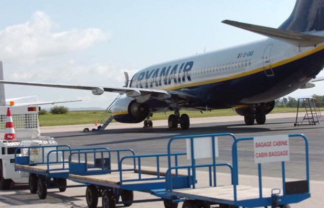 Un avion sur le tarmac de l'aéroport de Limoges, le 26 août 2008. Un avion sur le tarmac de l'aéroport de Limoges, le 26 août 2008.