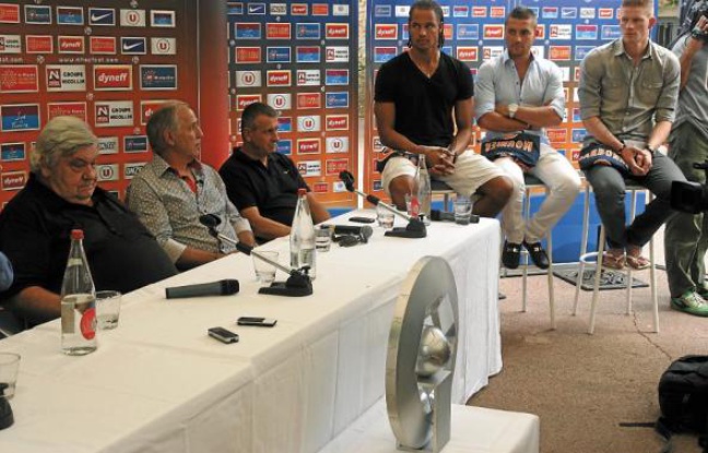 Nicollin (à côté de Girard, Bails et les recrues Congré, Mounier, Charbonnier) fixe le trophée. Nicollin (à côté de Girard, Bails et les recrues Congré, Mounier, Charbonnier) fixe le trophée.