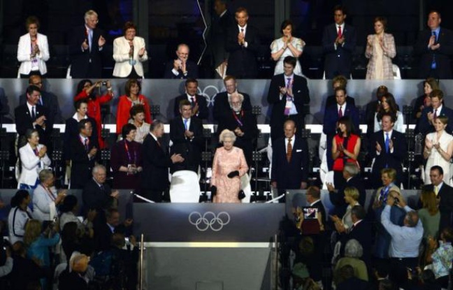 Londres a fêté l'ouverture de ses jeux Olympiques vendredi soir, dans le stade de Stratford, avec pour premiers rôles d'une cérémonie d'ouverture très "british" la reine Elizabeth II, l'agent secret 007, le célèbre M. Bean, et Usain Bolt, l'"Eclair de Kingston. Londres a fêté l'ouverture de ses jeux Olympiques vendredi soir, dans le stade de Stratford, avec pour premiers rôles d'une cérémonie d'ouverture très "british" la reine Elizabeth II, l'agent secret 007, le célèbre M. Bean, et Usain Bolt, l'"Eclair de Kingston.