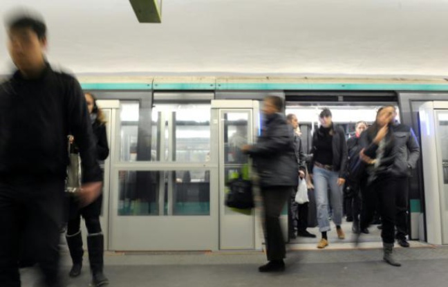 Des passagers sur la ligne 1 sur métro entre La Défense et Vincennes le 17 novembre 2010 à Paris Des passagers sur la ligne 1 sur métro entre La Défense et Vincennes le 17 novembre 2010 à Paris