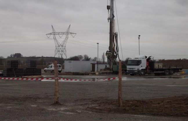 Le matériel de forage pour les huiles de schiste est arrivé à Doue, en Seine-et-Marne. Photo prise le 4 février 2011. Le matériel de forage pour les huiles de schiste est arrivé à Doue, en Seine-et-Marne. Photo prise le 4 février 2011.
