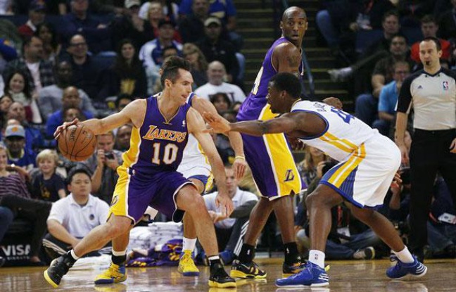 Steve Nash ballon en main, lors du match contre les Golden State Warriors le 22 décembre 2012 Steve Nash ballon en main, lors du match contre les Golden State Warriors le 22 décembre 2012