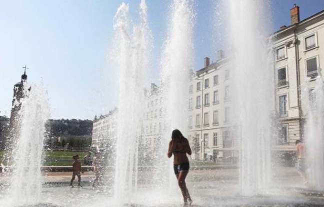 Des adolescents se rafraichissent dans une fontaine à Lyon, lors d'une période de forte chaleur dans la région, le 26 juillet 2012.
Des adolescents se rafraichissent dans une fontaine à Lyon, lors d'une période de forte chaleur dans la région, le 26 juillet 2012.