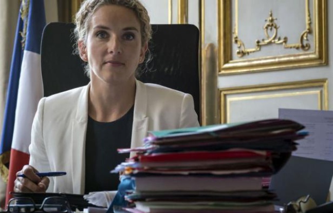 Au lendemain des législatives, le président François Hollande et le Premier ministre Jean-Marc Ayrault ont remanié jeudi l'équipe gouvernementale en changeant les attributions de certains ministres , - Delphine Batho passe de la justice à l'Ecologie- et en la renforçant de quatre nouveaux membres. Au lendemain des législatives, le président François Hollande et le Premier ministre Jean-Marc Ayrault ont remanié jeudi l'équipe gouvernementale en changeant les attributions de certains ministres , - Delphine Batho passe de la justice à l'Ecologie- et en la renforçant de quatre nouveaux membres.