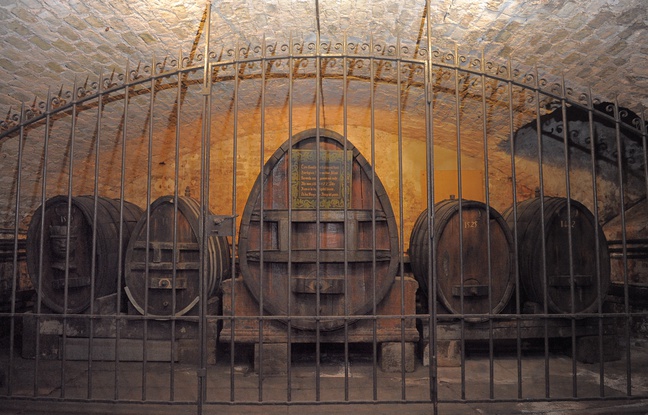 Conservé à la cave historique des Hospices de Strasbourg, le plus vieux vin du monde va être transféré dans un nouveau fût, ce mercredi 21 janvier 2015. Conservé à la cave historique des Hospices de Strasbourg, le plus vieux vin du monde va être transféré dans un nouveau fût, ce mercredi 21 janvier 2015.