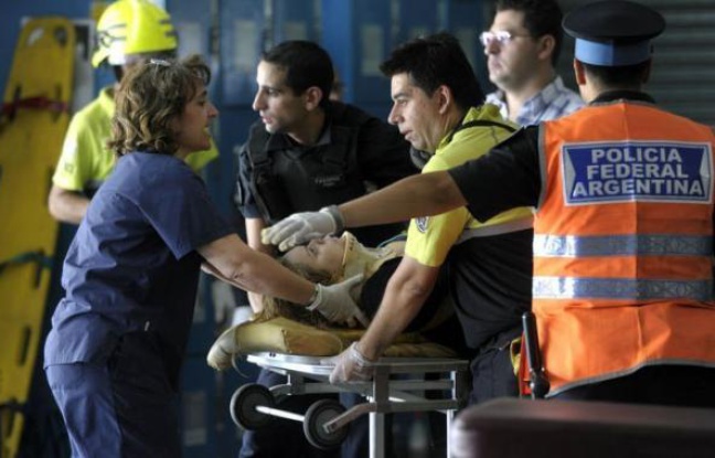 Quarante-neuf personnes sont mortes et plus de 550 ont été blessées dans l'accident de train survenu mercredi matin dans le centre de Buenos Aires, a annoncé un porte-parole de la police, Nestor Rodriguez. Quarante-neuf personnes sont mortes et plus de 550 ont été blessées dans l'accident de train survenu mercredi matin dans le centre de Buenos Aires, a annoncé un porte-parole de la police, Nestor Rodriguez.