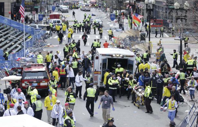 La ligne d'arrivée du marathon de Boston, secouée par deux explosions, le 15 avril 2013. La ligne d'arrivée du marathon de Boston, secouée par deux explosions, le 15 avril 2013.