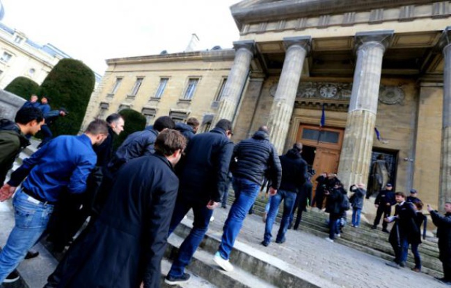 Les supporters de Bastia à leur arrivée au tribunal de Reims pour le procès de è deses leurs pour violences, le 22 mars 2016 Les supporters de Bastia à leur arrivée au tribunal de Reims pour le procès de è deses leurs pour violences, le 22 mars 2016