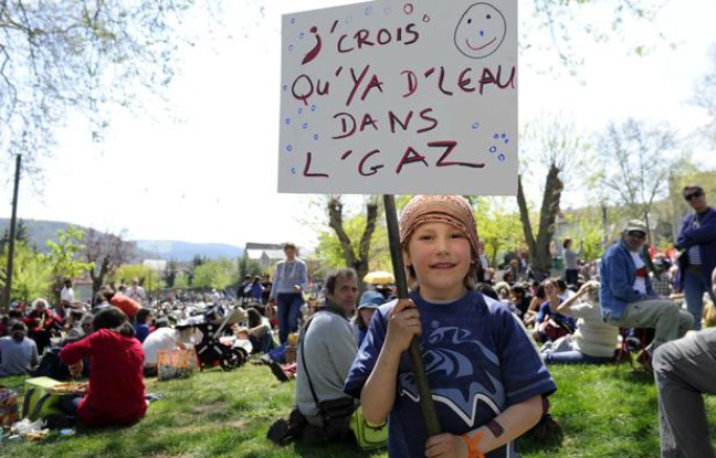 Manifestation anti-gaz de schiste, à Nant, le 17 avril 2011. Manifestation anti-gaz de schiste, à Nant, le 17 avril 2011.