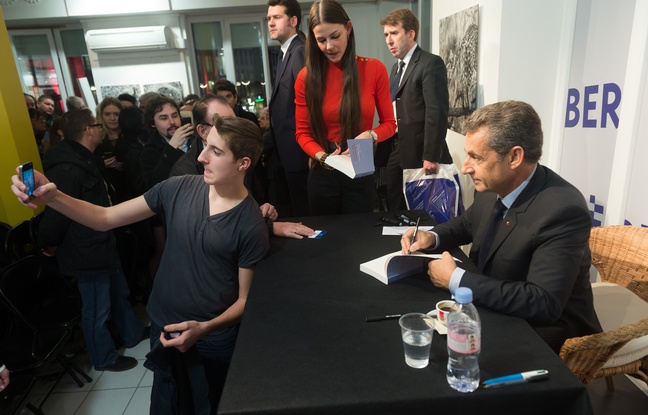 Le président Les Républicains Nicolas Sarkozy en séance de dédicaces, le 26 janvier 2016 à Strasbourg. Le président Les Républicains Nicolas Sarkozy en séance de dédicaces, le 26 janvier 2016 à Strasbourg.