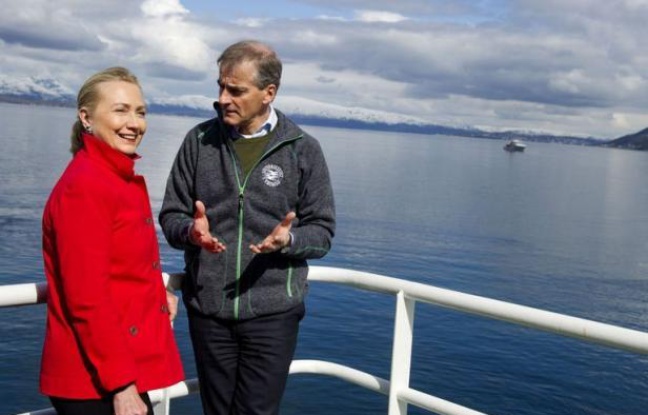 La secrétaire d'Etat américaine Hillary Clinton s'est rendue samedi dans l'océan Arctique pour y examiner les effets du réchauffement climatique, qui aiguise les rivalités de plusieurs pays pour les vastes réserves pétrolières de la région. La secrétaire d'Etat américaine Hillary Clinton s'est rendue samedi dans l'océan Arctique pour y examiner les effets du réchauffement climatique, qui aiguise les rivalités de plusieurs pays pour les vastes réserves pétrolières de la région.