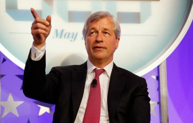 Jamie Dimon, PDG de JPMorgan, était le banquier le plus admiré de Wall Street pour avoir aidé sa banque à traverser la crise sans embûche mais voit son bilan entaché par une perte de courtage d'au moins 2 milliards de dollars due à des paris risqués qui ont mal tourné. Jamie Dimon, PDG de JPMorgan, était le banquier le plus admiré de Wall Street pour avoir aidé sa banque à traverser la crise sans embûche mais voit son bilan entaché par une perte de courtage d'au moins 2 milliards de dollars due à des paris risqués qui ont mal tourné.