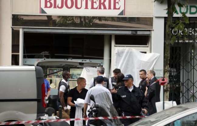 Le bijoutier parisien qui a tué un homme qui tentait de braquer son commerce jeudi a été déféré samedi en début d'après-midi et devait être présenté à un juge d'instruction Le bijoutier parisien qui a tué un homme qui tentait de braquer son commerce jeudi a été déféré samedi en début d'après-midi et devait être présenté à un juge d'instruction