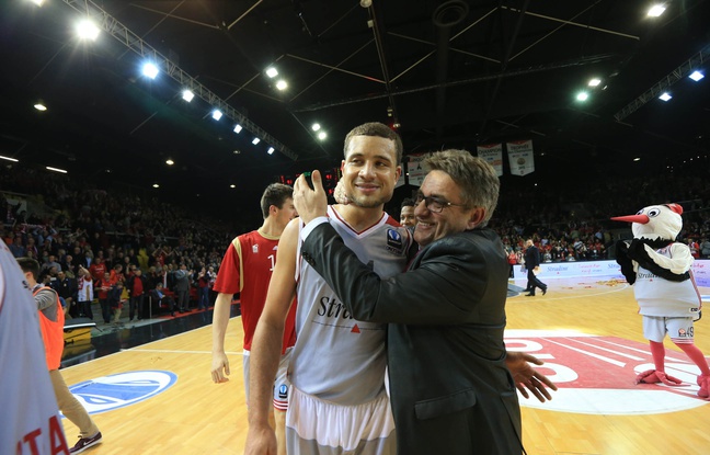 Strasbourg, le 23 mars 2013. - Kyle Weems, auteur de 35 points, félicité par le président de la SIG Martial Bellon. Strasbourg se qualifie pour les demi-finales de l'Eurocoupe en éliminant Nizhny Novgorod (85-94, 91-91 ap.). Strasbourg, le 23 mars 2013. - Kyle Weems, auteur de 35 points, félicité par le président de la SIG Martial Bellon. Strasbourg se qualifie pour les demi-finales de l'Eurocoupe en éliminant Nizhny Novgorod (85-94, 91-91 ap.).