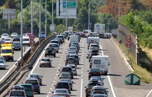Des automobilistes circulent au ralenti sur la rocade de Bordeaux le 1er août 2009. Des automobilistes circulent au ralenti sur la rocade de Bordeaux le 1er août 2009.