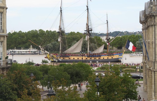 L'HERMIONE QUITTE BORDEAUX POUR REJOINDRE ROCHEFORT 515x330_fregate-entre-facades-quais-lors-depart