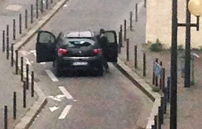 La voiture des auteurs de l'attaque contre Charlie Hebdo, le 7 janvier 2015, à Paris. La voiture des auteurs de l'attaque contre Charlie Hebdo, le 7 janvier 2015, à Paris.