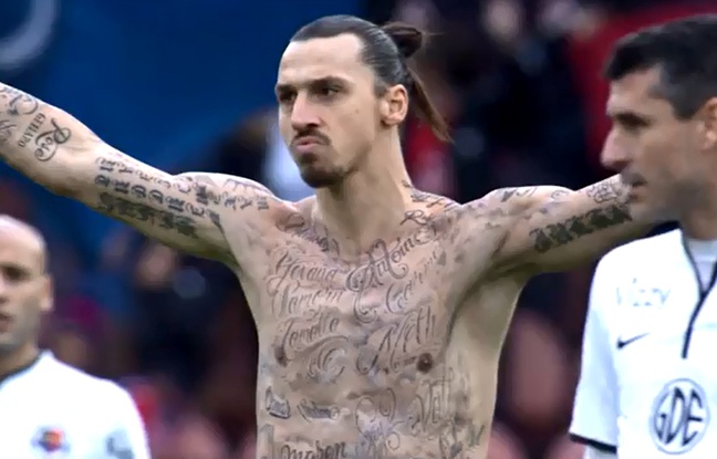 Zlatan Ibrahimovic découvrant ses tatouages temporaires, le 14 février 2015, contre Caen. Zlatan Ibrahimovic découvrant ses tatouages temporaires, le 14 février 2015, contre Caen.