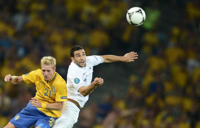 Le défenseur français Adil Rami (en blanc) lors de la défaite des Bleus contre la Suède à l'Euro, le 19 juin 2012 à Kiev. Le défenseur français Adil Rami (en blanc) lors de la défaite des Bleus contre la Suède à l'Euro, le 19 juin 2012 à Kiev.