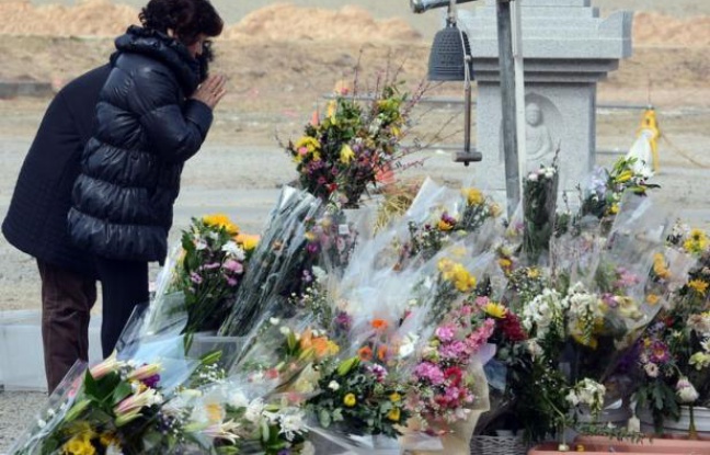 Le Japon va se figer lundi après-midi à 14H46 locales en souvenir du séisme et du tsunami meurtriers dans le nord-est du pays qui, le 11 mars 2011, ont emporté près de 19.000 vies et provoqué une catastrophe nucléaire sans précédent depuis un quart de siècle. Le Japon va se figer lundi après-midi à 14H46 locales en souvenir du séisme et du tsunami meurtriers dans le nord-est du pays qui, le 11 mars 2011, ont emporté près de 19.000 vies et provoqué une catastrophe nucléaire sans précédent depuis un quart de siècle.