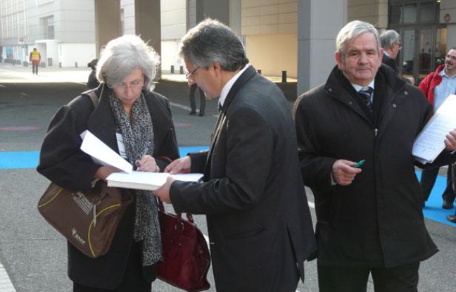 A l'entrée du Congrès des maires de France, les représentants des petits candidats draguent l'élu. A Paris, le 22 novembre 2001. A l'entrée du Congrès des maires de France, les représentants des petits candidats draguent l'élu. A Paris, le 22 novembre 2001.