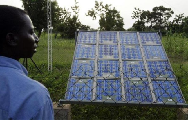 Un projet pharaonique qui ambitionne de produire de l'énergie solaire et éolienne dans les déserts du Maghreb et du Moyen-Orient et de la transporter vers l'Europe commence lentement à prendre forme, même si de nombreuses incertitudes techniques et politiques demeurent. Un projet pharaonique qui ambitionne de produire de l'énergie solaire et éolienne dans les déserts du Maghreb et du Moyen-Orient et de la transporter vers l'Europe commence lentement à prendre forme, même si de nombreuses incertitudes techniques et politiques demeurent.