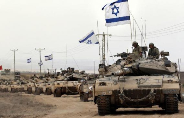 Une colonne de blindés israéliens longent la frontière entre la bande de Gaza et Israël, le 5 août 2014, après avoir quitté l'enclave palestinienne Une colonne de blindés israéliens longent la frontière entre la bande de Gaza et Israël, le 5 août 2014, après avoir quitté l'enclave palestinienne