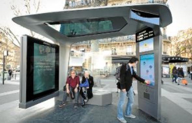 Les Parisiens peuvent essayer un Abribus intelligent sur la place de la Bastille. Les Parisiens peuvent essayer un Abribus intelligent sur la place de la Bastille.