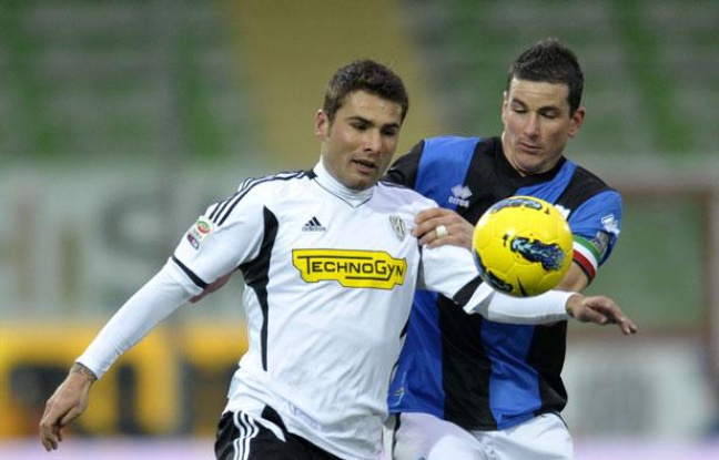 Adrian Mutu, sous le maillot de Cesena (à gauche), le 29 janvier 2012, au Stadium Manuzzi de Cesena. Adrian Mutu, sous le maillot de Cesena (à gauche), le 29 janvier 2012, au Stadium Manuzzi de Cesena.