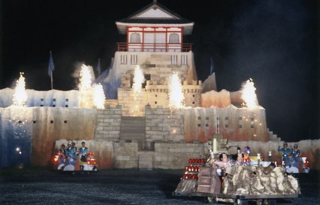 «Takeshi's Castle», un jeu télévisé nippon déjanté créé par Takeshi Kitano. «Takeshi's Castle», un jeu télévisé nippon déjanté créé par Takeshi Kitano.