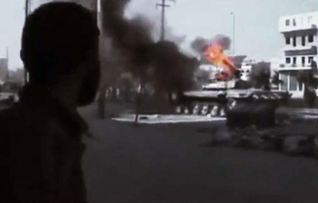Un combattant de l'armée syrienne libre (ASL) fait face à un char, à Alep, le 23 juillet 2012 Un combattant de l'armée syrienne libre (ASL) fait face à un char, à Alep, le 23 juillet 2012