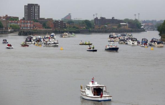 Sur les péniches amarrées le long de la Tamise, l'heure est déjà à la distribution de bouteilles de champagne entre les participants à la parade nautique, point fort dimanche du jubilé de la reine. Et sur les quais, des familles plantent des tentes pour être aux premières loges. Sur les péniches amarrées le long de la Tamise, l'heure est déjà à la distribution de bouteilles de champagne entre les participants à la parade nautique, point fort dimanche du jubilé de la reine. Et sur les quais, des familles plantent des tentes pour être aux premières loges.