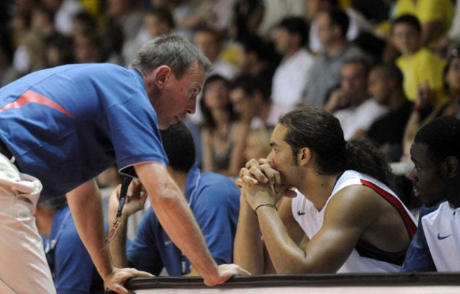 Vincent Collet et Joakim Noah pendant France-Autriche, à Strasbourg, le 24 juillet 2009. Vincent Collet et Joakim Noah pendant France-Autriche, à Strasbourg, le 24 juillet 2009.