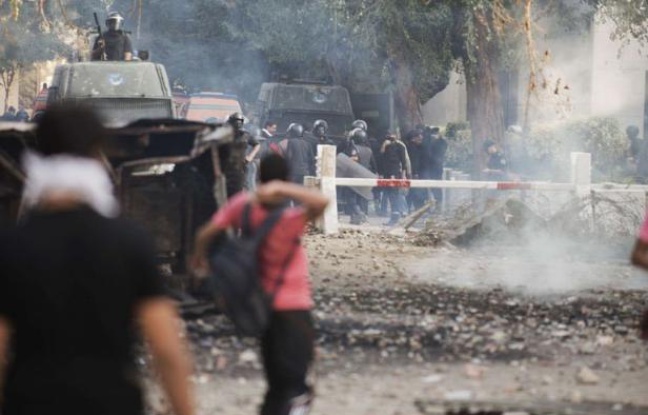 Le Caire a accéléré la rédaction controversée de la Constitution, qui doit être achevée mercredi et votée jeudi, alors que l'Egypte traverse sa pire crise depuis l'élection du président islamiste Mohamed Morsi, en raison des pouvoirs exceptionnels qu'il s'est octroyés. Le Caire a accéléré la rédaction controversée de la Constitution, qui doit être achevée mercredi et votée jeudi, alors que l'Egypte traverse sa pire crise depuis l'élection du président islamiste Mohamed Morsi, en raison des pouvoirs exceptionnels qu'il s'est octroyés.