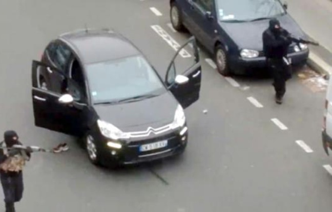 Capture d'écran des assaillants armés de kalachnikov, tirant sur un policier dans leur fuite après l'attaque contre Charlie Hebdo le 7 janvier 2015 à Paris Capture d'écran des assaillants armés de kalachnikov, tirant sur un policier dans leur fuite après l'attaque contre Charlie Hebdo le 7 janvier 2015 à Paris